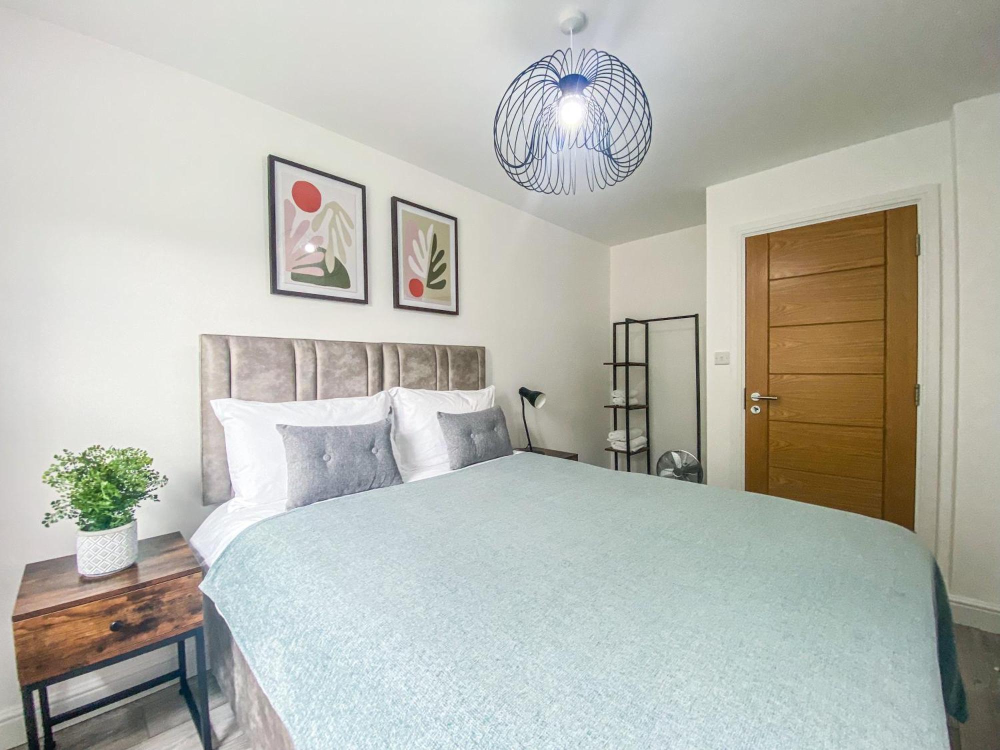 2 Bedroom City Centre Apartment In High Wycombe With Parking Exterior photo